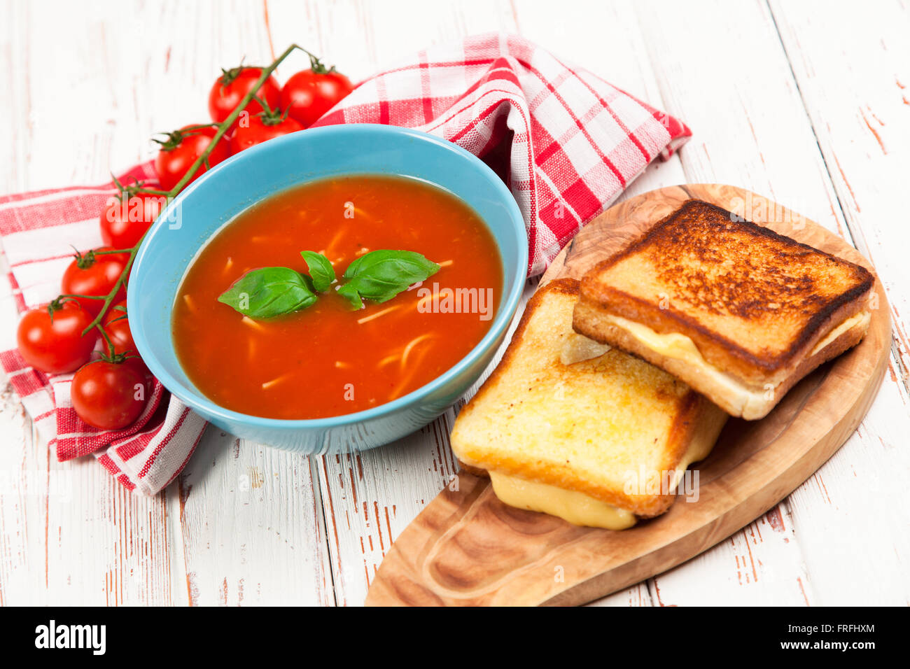 Soupe de tomate et basilic Banque D'Images