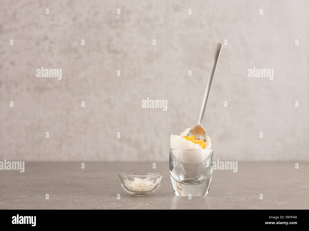 Le petit-déjeuner et d'œufs cuits à la cuillère. La vie toujours des aliments. Concept de la saine alimentation et les habitudes du matin. Banque D'Images