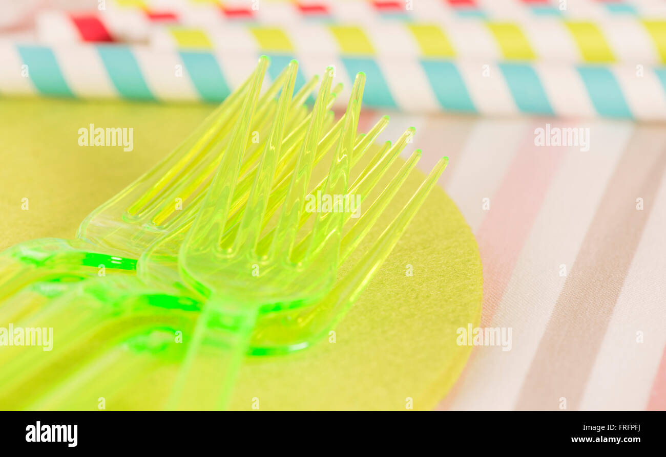 Fourche en plastique vert en close up. Préparation pour partie ou célébration. Notion de style ou de décoration d'anniversaire colorée. Banque D'Images
