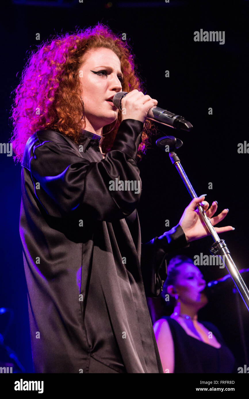 Milan Italie. 21 mars 2016. La chanteuse interprète JESS GLYNNE effectue pour la première fois en Italie à Fabrique de présenter son premier album 'JE pleurer quand je ris' Credit : Rodolfo Sassano/Alamy Live News Banque D'Images