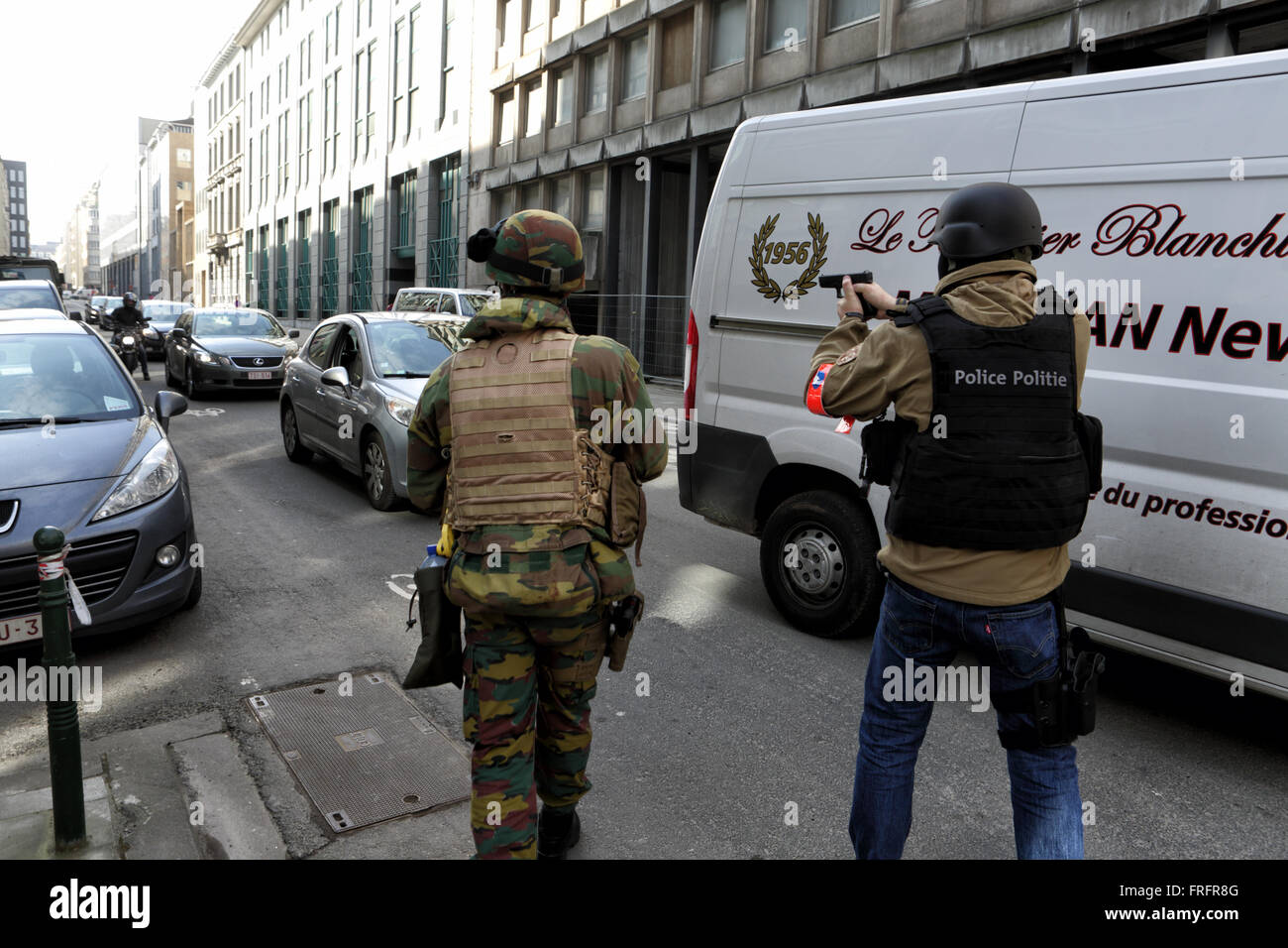 Bruxelles, Belgique. Mar 22, 2016. L'armée belge et la police tirer des armes nucléaires comme une voiture ne s'arrête près de la station de métro Maalbeek où une bombe a explosé au cours de l'heure de pointe du matin, Bruxelles, Belgique Crédit : Rey T. Byhre/Alamy Live News Banque D'Images