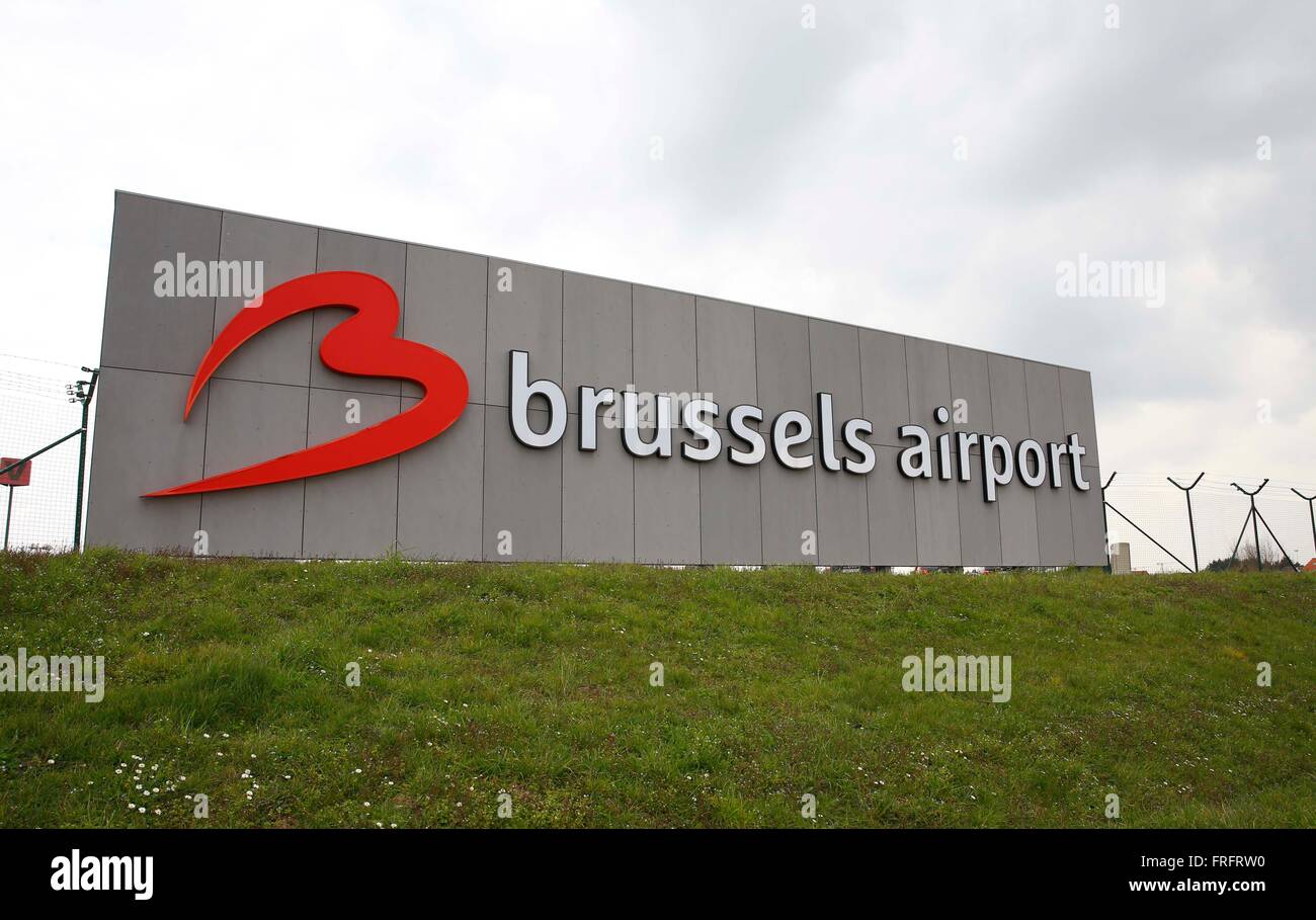 Bruxelles, Belgique. Mar 22, 2016. Photo prise le 22 mars montre le logo de l'aéroport de Bruxelles à Bruxelles, Belgique, le 22 mars 2016. Le nombre de morts est passé à 34 dans l'explosion mortelle à Bruxelles le mardi matin, selon les derniers chiffres. Credit : Ye Pingfan/Xinhua/Alamy Live News Banque D'Images