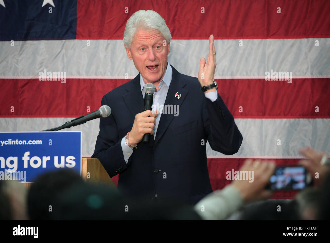 Phoenix, Arizona, USA. Mar 21, 2016. L'ancien Président Bill Clinton parle à un rassemblement de campagne pour sa femme le candidat démocrate Hillary Clinton à Carl Hayden High School, 21 mars 2016 à Phoenix, Arizona. Banque D'Images