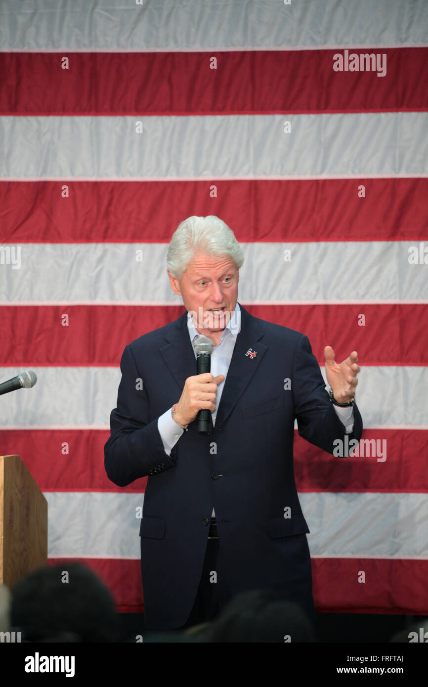 Phoenix, Arizona, USA. Mar 21, 2016. L'ancien Président Bill Clinton parle à un rassemblement de campagne pour sa femme le candidat démocrate Hillary Clinton à Carl Hayden High School, 21 mars 2016 à Phoenix, Arizona. Banque D'Images