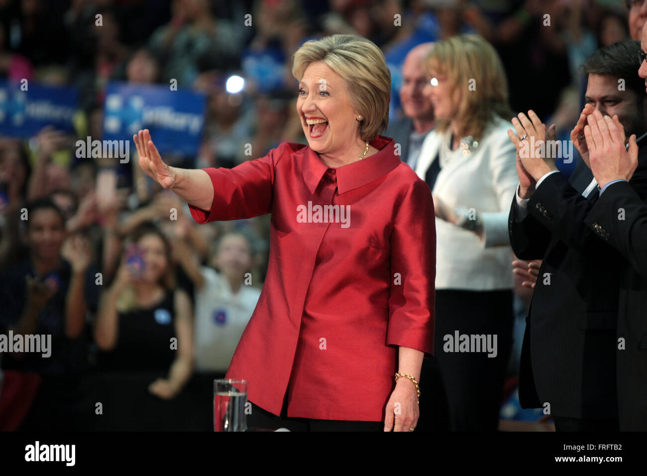 Phoenix, Arizona, USA. Mar 21, 2016. L'ancien secrétaire d'Etat et le candidat démocrate Hillary Clinton vagues pour supporters lors d'un rassemblement électoral à Carl Hayden High School, 21 mars 2016 à Phoenix, Arizona. Banque D'Images