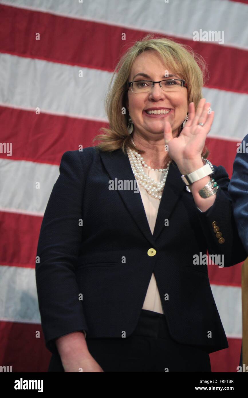 Phoenix, Arizona, USA. Mar 21, 2016. Ancien membre du Congrès, Gabby Giffords lors d'un rassemblement pour la campagne le candidat démocrate Hillary Clinton à Carl Hayden High School, 21 mars 2016 à Phoenix, Arizona. Giffords survécu à une balle dans la tête par un agresseur en 2011 qui lui laissait une grave lésion au cerveau. Banque D'Images