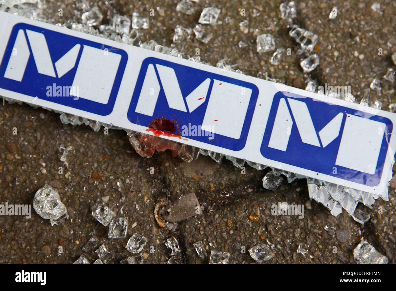 Bruxelles, Belgique. Mar 22, 2016. Un logo de métro avec le sang est vu sur le terrain près de l'entrée de la station de métro Maalbeek à Bruxelles, Belgique, le 22 mars 2016. Le nombre de morts est passé à 34 dans l'explosion mortelle à Bruxelles le mardi matin, selon les derniers chiffres. Credit : Ye Pingfan/Xinhua/Alamy Live News Banque D'Images