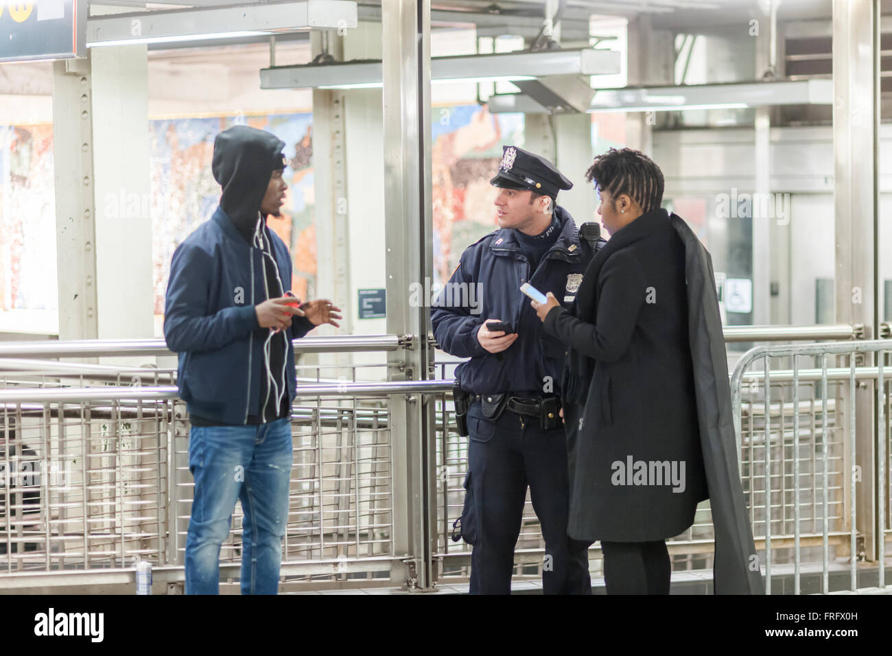 New York, USA. Mar 22, 2016. Un officier du NYPD aide les voyageurs à son poste dans le métro de New York à Times Square le Mardi, Mars 22, 2016. La sécurité à New York a été renforcée à la suite des attentats terroristes à l'explosif à Bruxelles, Belgique. Crédit : Richard Levine/Alamy Live News Banque D'Images