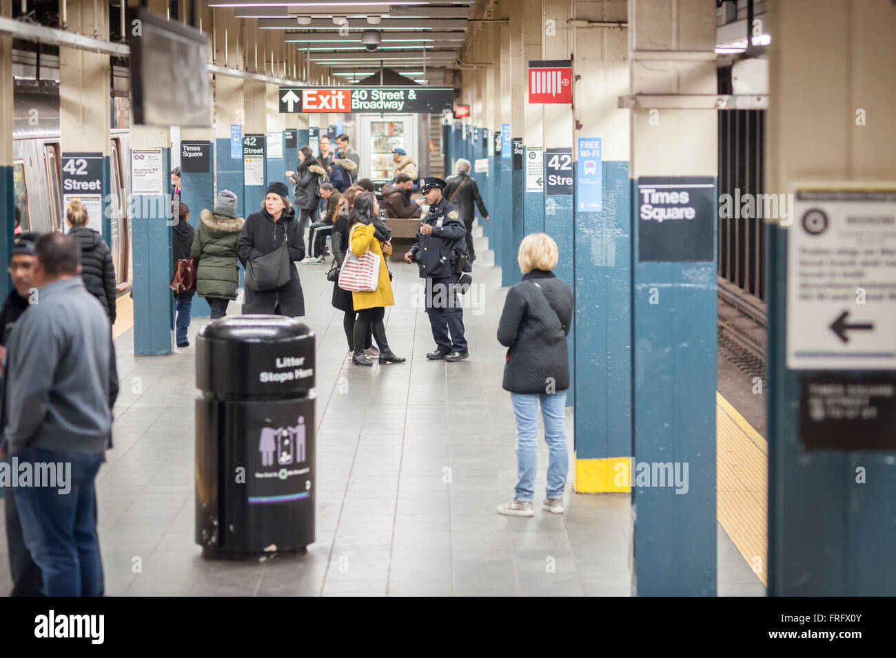 New York, USA. Mar 22, 2016. Un officier du NYPD aide les voyageurs à son poste dans le métro de New York à Times Square le Mardi, Mars 22, 2016. La sécurité à New York a été renforcée à la suite des attentats terroristes à l'explosif à Bruxelles, Belgique. Crédit : Richard Levine/Alamy Live News Banque D'Images