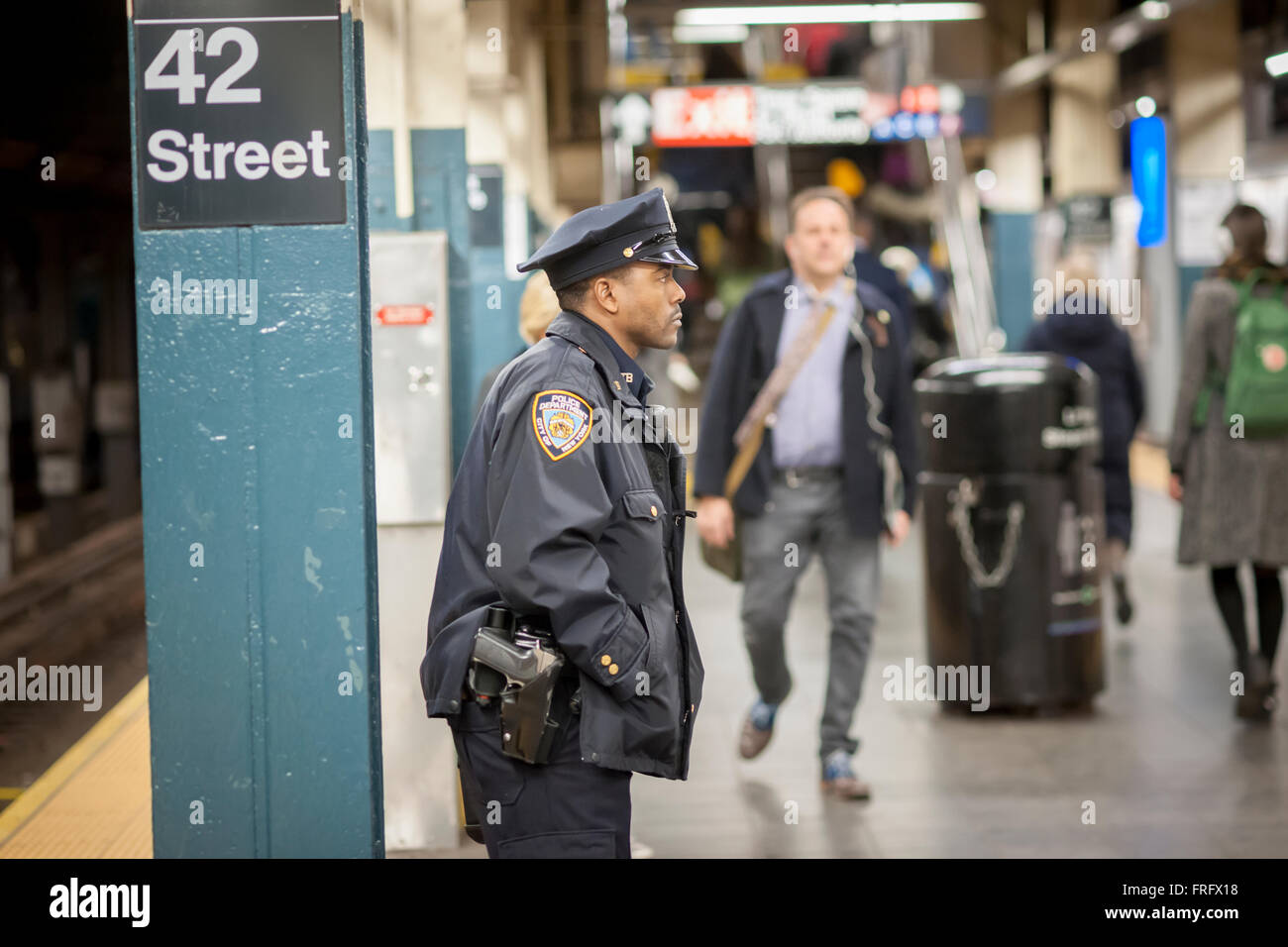 New York, USA. Mar 22, 2016. Un officier du NYPD sur son poste dans le métro de New York à Times Square le Mardi, Mars 22, 2016. La sécurité à New York a été renforcée à la suite des attentats terroristes à l'explosif à Bruxelles, Belgique. Crédit : Richard Levine/Alamy Live News Banque D'Images