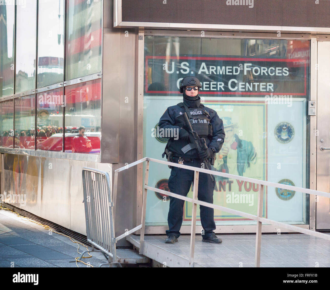 New York, USA. Mar 22, 2016. Un agent de lutte contre le NYPD à son poste à Times Square le Mardi, Mars 22, 2016. La sécurité à New York a été renforcée à la suite des attentats terroristes à l'explosif à Bruxelles, Belgique. Crédit : Richard Levine/Alamy Live News Banque D'Images