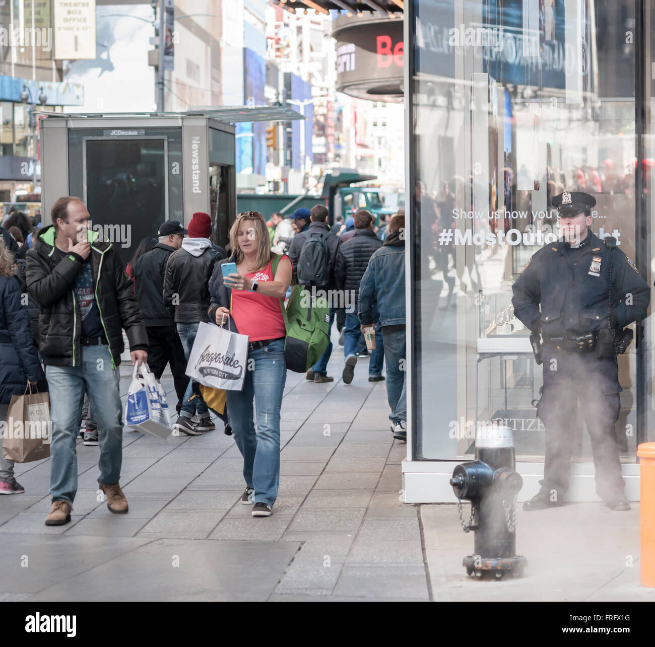 New York, USA. Mar 22, 2016. Un officier du NYPD sur son poste à New York à Times Square le Mardi, Mars 22, 2016. La sécurité à New York a été renforcée à la suite des attentats terroristes à l'explosif à Bruxelles, Belgique. Crédit : Richard Levine/Alamy Live News Banque D'Images