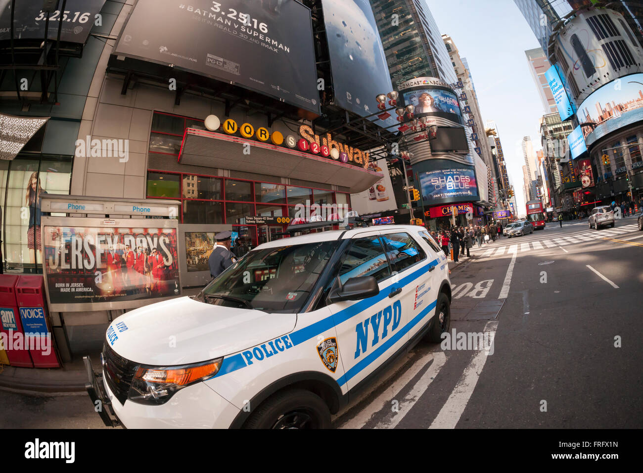 New York, USA. Mar 22, 2016. Un véhicule de la police à New York garé en face de l'entrée du métro à Times Square le Mardi, Mars 22, 2016. La sécurité à New York a été renforcée à la suite des attentats terroristes à l'explosif à Bruxelles, Belgique. Crédit : Richard Levine/Alamy Live News Banque D'Images