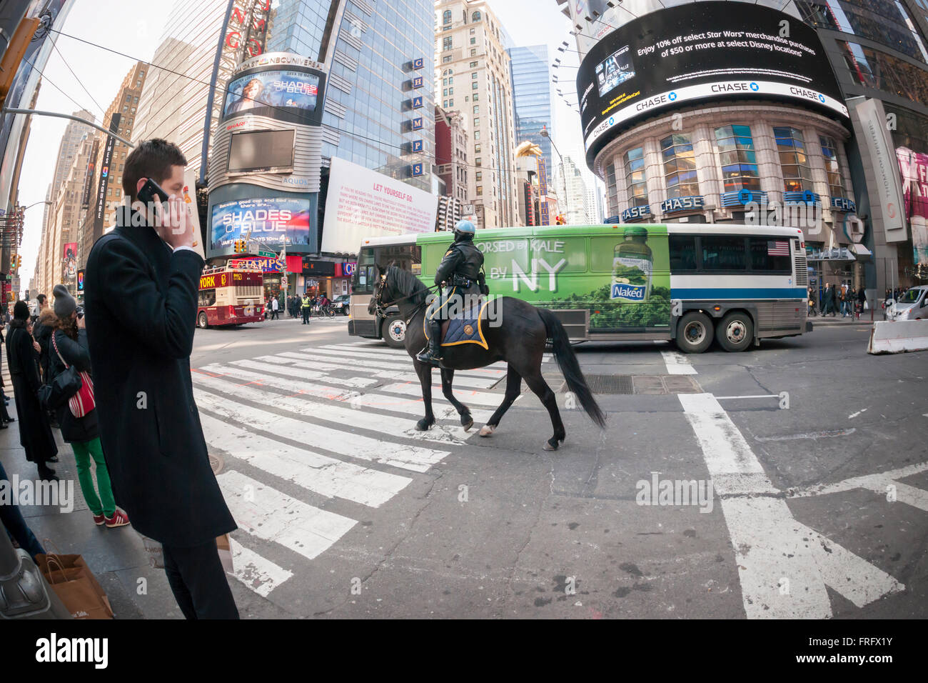New York, USA. Mar 22, 2016. Un officier de la Police montée des patrouilles à New York Times Square le Mardi, Mars 22, 2016. La sécurité à New York a été renforcée à la suite des attentats terroristes à l'explosif à Bruxelles, Belgique. Crédit : Richard Levine/Alamy Live News Banque D'Images