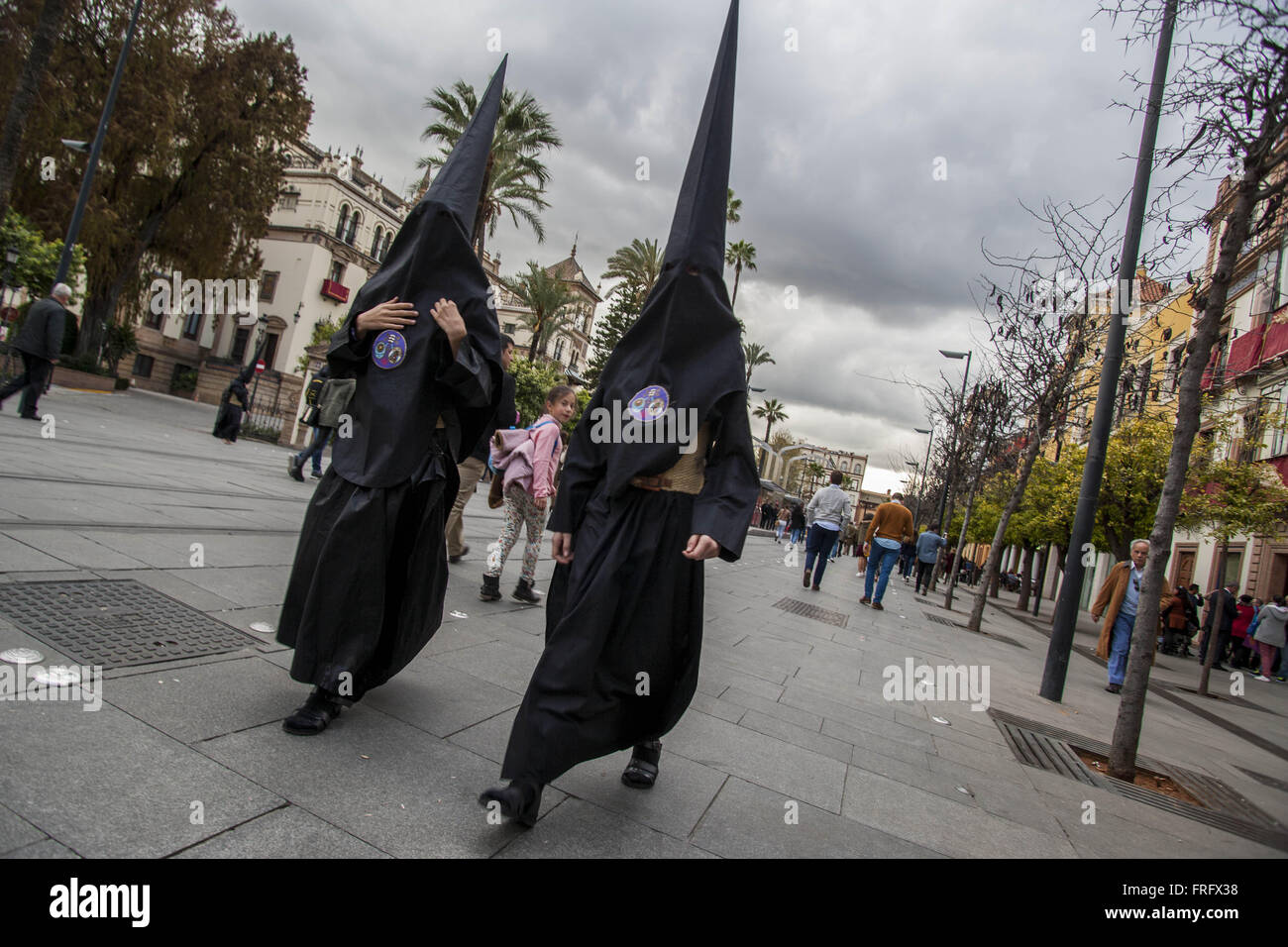 22 mars 2016 - Séville, Espagne - Deux pénitents de la confrérie appelée ''Los Estudiantes'' retour à la maison après la suspension de son défilé de la cathédrale en raison de la pluie sur la sainte mardi, jour appelé Martes Santo en espagnol (crédit Image : © Daniel Gonzalez Acuna via Zuma sur le fil) Banque D'Images