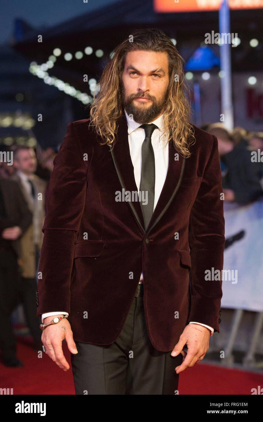 Londres, Royaume-Uni. 22 mars 2016. Acteur Jason Momoa (Aquaman). Warner Bros Pictures présente la première européenne de Batman, Superman v Dawn of Justice. Le film, réalisé par Zack Snyder, stars Ben Affleck que Batman/Bruce Wayne et Henry Cavill en Superman/Clark Kent dans la première des personnages d'appariement à grand écran. Le film s'ouvre dans les cinémas Le 25 mars 2016. Crédit : Images éclatantes/Alamy Live News Banque D'Images