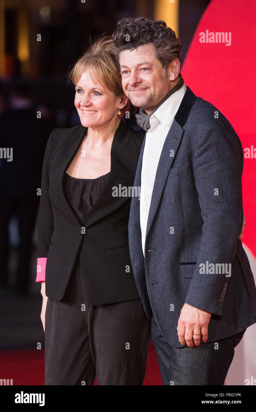 Londres, Royaume-Uni. 22 mars 2016. Andy Serkis et Lorraine Ashbourne. Warner Bros Pictures présente la première européenne de Batman, Superman v Dawn of Justice. Le film, réalisé par Zack Snyder, stars Ben Affleck que Batman/Bruce Wayne et Henry Cavill en Superman/Clark Kent dans la première des personnages d'appariement à grand écran. Le film s'ouvre dans les cinémas Le 25 mars 2016. Crédit : Images éclatantes/Alamy Live News Banque D'Images