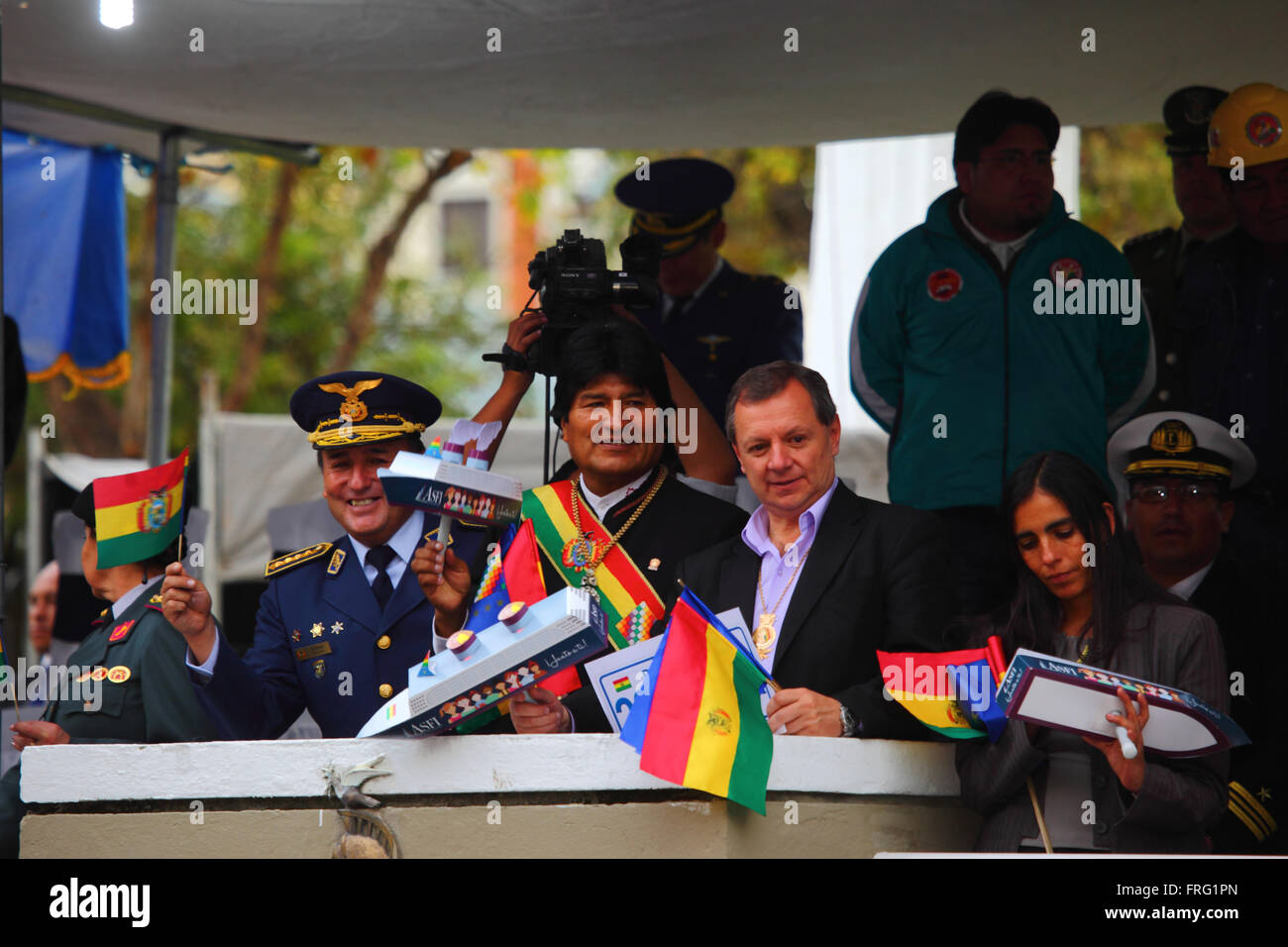 La Paz, Bolivie - 22 mars 2016 : le président bolivien Evo Morales (centre) est titulaire d'un modèle réduit de navire que les défilés militaires montres hes lors d'événements pour commémorer le jour de la mer / Dia del Mar. à sa droite est le président du Sénat Juan Alberto 'gringo' Gonzales. Chaque année le 23 mars La Bolivie célèbre la Journée de la mer, un événement patriotique de se souvenir de la perte de ses zones côtières Litoral Province par suite de la guerre du Pacifique avec le Chili. Credit : James Brunker / Alamy Live News Banque D'Images