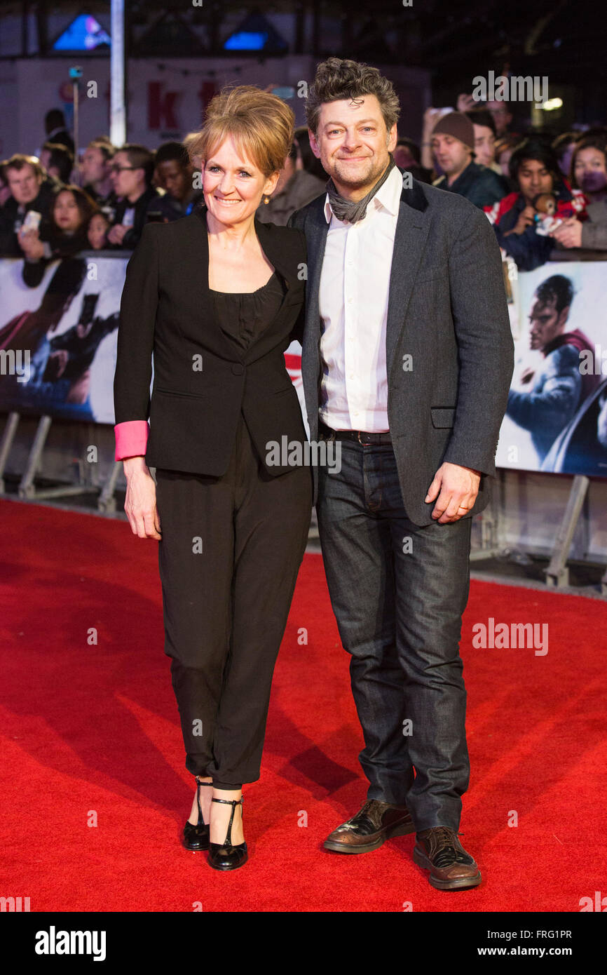 Londres, Royaume-Uni. 22 mars 2016. Andy Serkis et Lorraine Ashbourne. Warner Bros Pictures présente la première européenne de Batman, Superman v Dawn of Justice. Le film, réalisé par Zack Snyder, stars Ben Affleck que Batman/Bruce Wayne et Henry Cavill en Superman/Clark Kent dans la première des personnages d'appariement à grand écran. Le film s'ouvre dans les cinémas Le 25 mars 2016. Crédit : Images éclatantes/Alamy Live News Banque D'Images