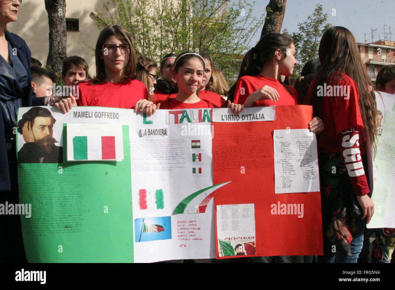 Napoli, Italie. Mar 22, 2016. À Priziac, province de Naples, les écoles locales ont pris part à la Giornata della Memoria delle vittime di mafia ou jour de commémoration des victimes de la Mafia. Les enfants de l'école sont descendus dans la rue pour dire non à la Mafia, défiler dans les rues du pays dirigé par le Brass Band de ' des Carabiniers, où ils ont été lus par des centaines de victimes innocentes de la mafia. Credit : Salvatore Esposito/Pacific Press/Alamy Live News Banque D'Images