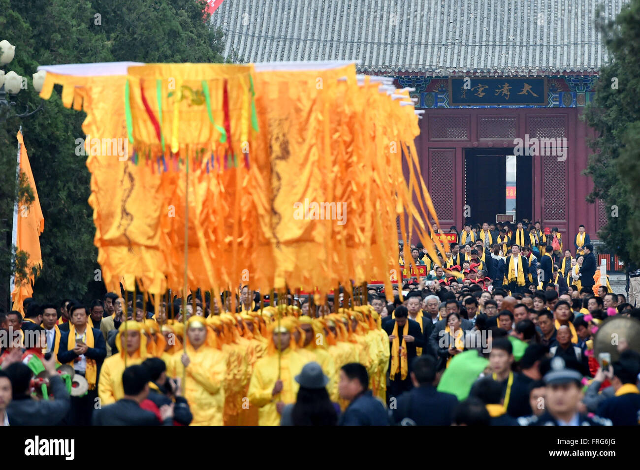 Luyi, province de Henan en Chine. Mar 23, 2016. Les gens prennent part à une cérémonie commémorative pour Laozi ou Lao-tseu (Lao-tse, 604-531 BC) 2,587ème anniversaire de naissance au Palais Taiqing dans Luyi comté, la province du Henan en Chine centrale, le 23 mars 2016. Laozi, mieux connu comme l'auteur du Tao Te Ching, est traditionnellement considéré comme le fondateur du Taoïsme. © Li Bo/Xinhua/Alamy Live News Banque D'Images