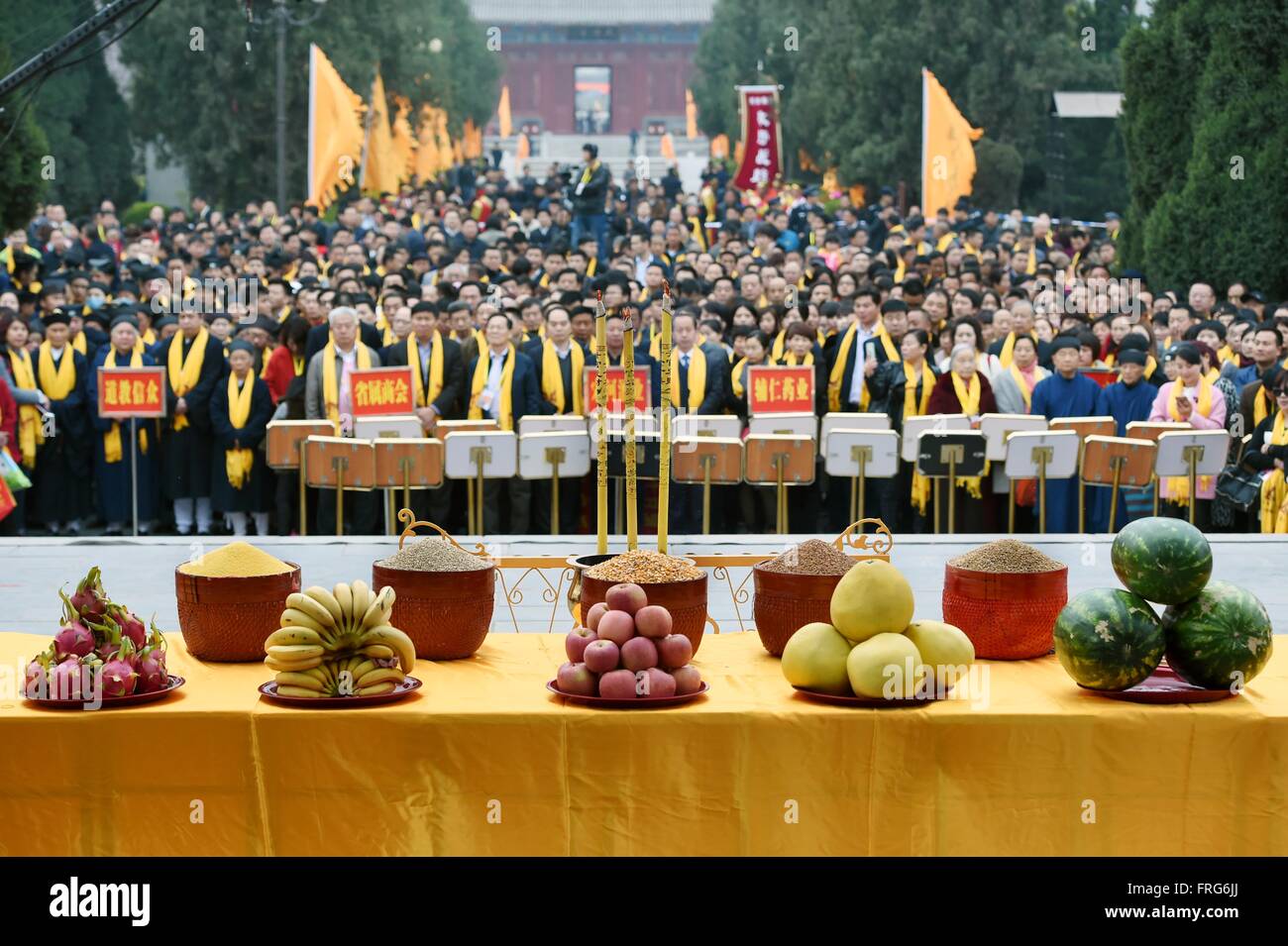 Luyi, province de Henan en Chine. Mar 23, 2016. Les gens adorent Laozi ou Lao-tseu (Lao-tse, 604-531 avant J.-C.) au cours d'une cérémonie commémorative pour Laozi 2,587ème anniversaire de naissance au Palais Taiqing dans Luyi comté, la province du Henan en Chine centrale, le 23 mars 2016. Laozi, mieux connu comme l'auteur du Tao Te Ching, est traditionnellement considéré comme le fondateur du Taoïsme. © Li Bo/Xinhua/Alamy Live News Banque D'Images