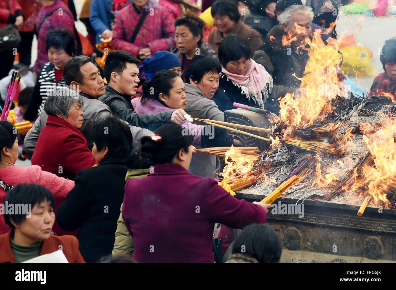 Luyi, province de Henan en Chine. Mar 23, 2016. Les gens brûlent de l'encens pour adorer Laozi ou Lao-tseu (Lao-tse, 604-531 avant J.-C.) au cours d'une cérémonie commémorative pour Laozi 2,587ème anniversaire de naissance au Palais Taiqing dans Luyi comté, la province du Henan en Chine centrale, le 23 mars 2016. Laozi, mieux connu comme l'auteur du Tao Te Ching, est traditionnellement considéré comme le fondateur du Taoïsme. © Li Bo/Xinhua/Alamy Live News Banque D'Images