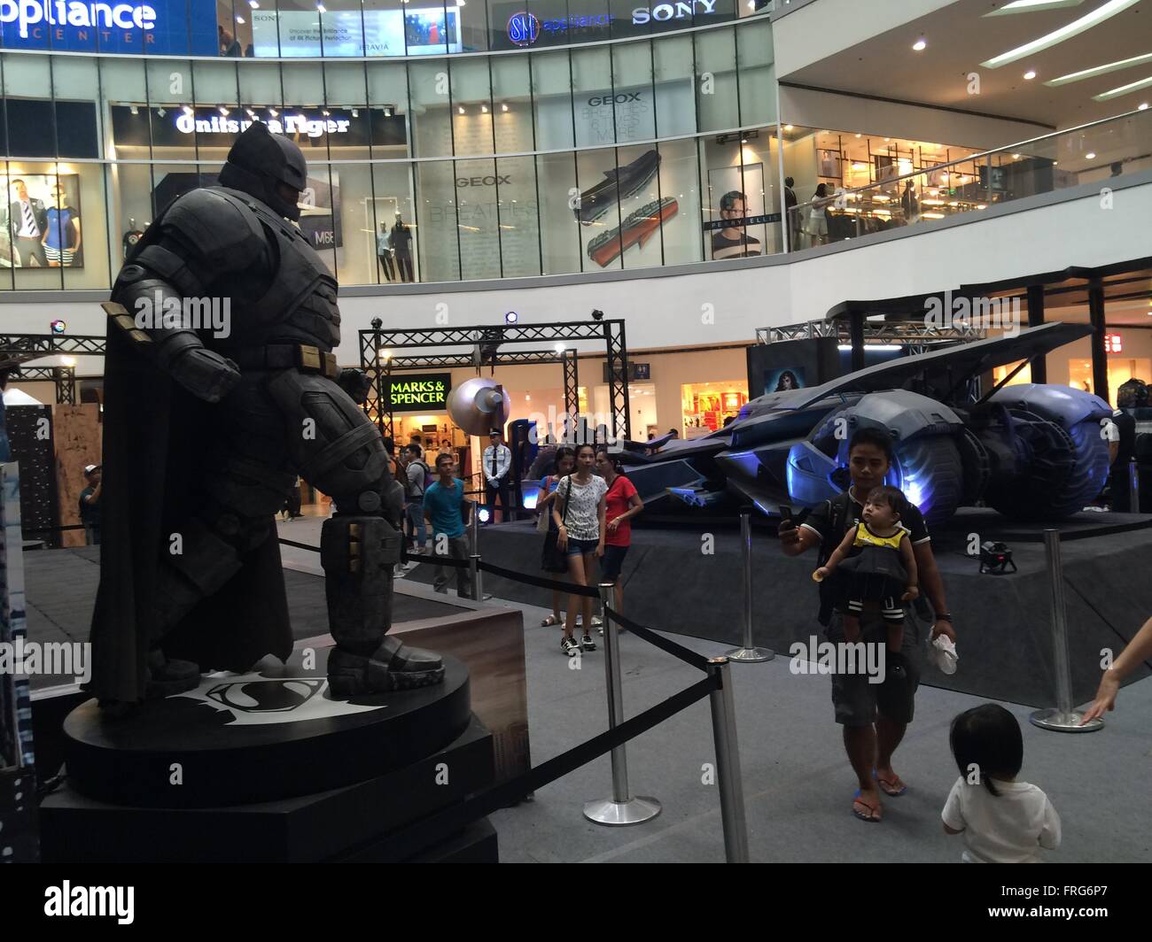 Quezon City, Philippines. Mar 23, 2016. Life-size Batmobile a été affichée à l'intérieur du SM à Quezon City en temps de la sortie en salle de Batman Vs. Superman : Dawn of Justice à Philippines. Sherbien Dacalanio : Crédit/Pacific Press/Alamy Live News Banque D'Images