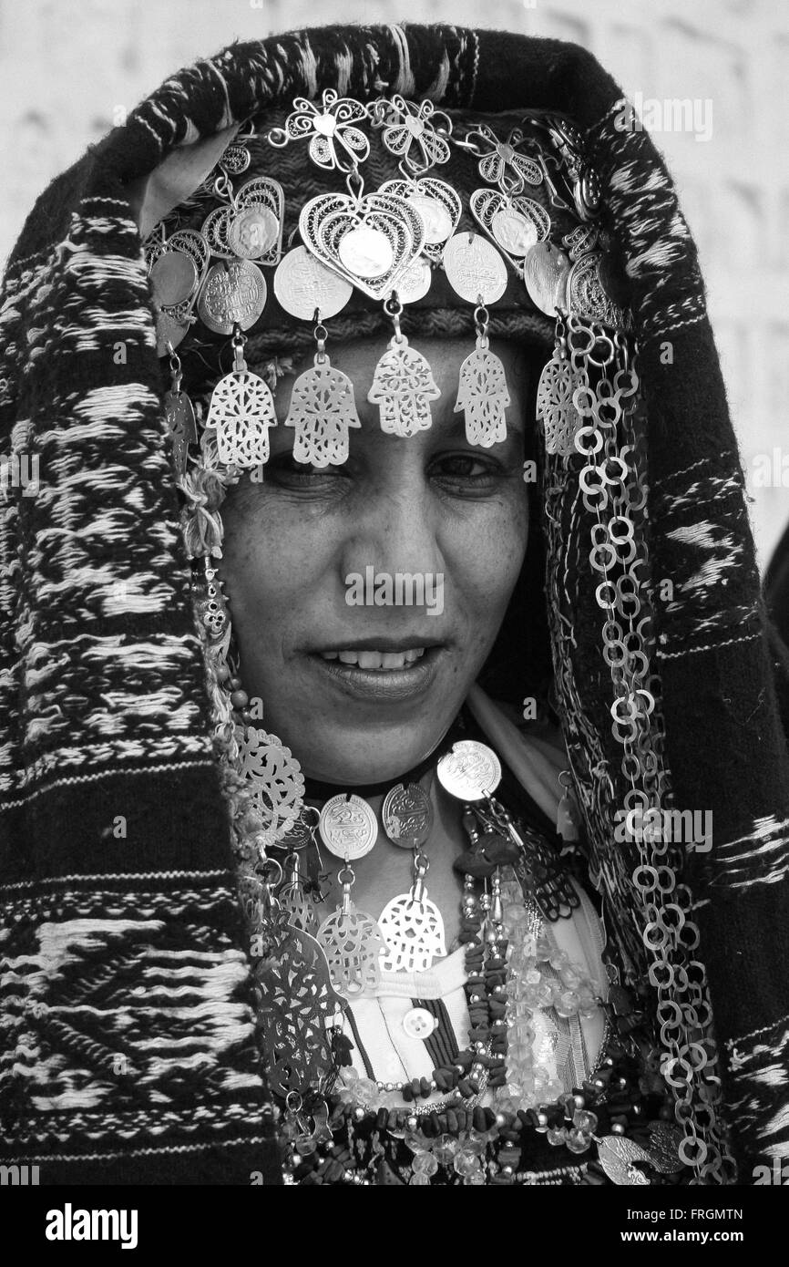 Portrait d'un Tunisien mariée de porter les vêtements traditionnels, de l'or, des bijoux et ornements, tête décorée en noir et blanc, Sahara Banque D'Images