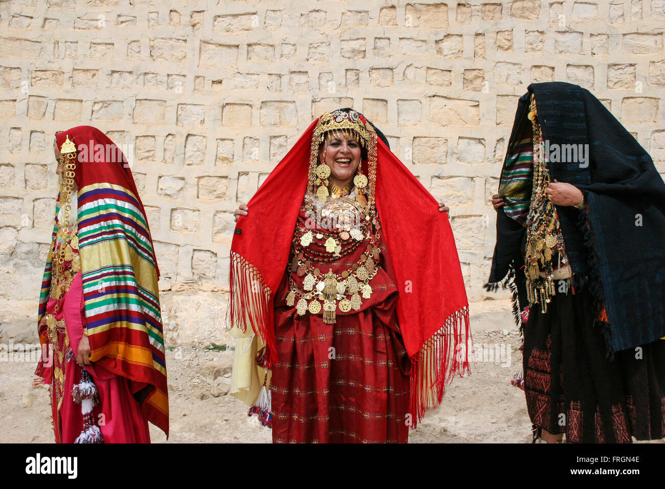 Femme tunisienne portant des vêtements traditionnels bijoux et ornements  d'or un mariage, les frontières du Sahara, Tozeur, Tunisie Photo Stock -  Alamy