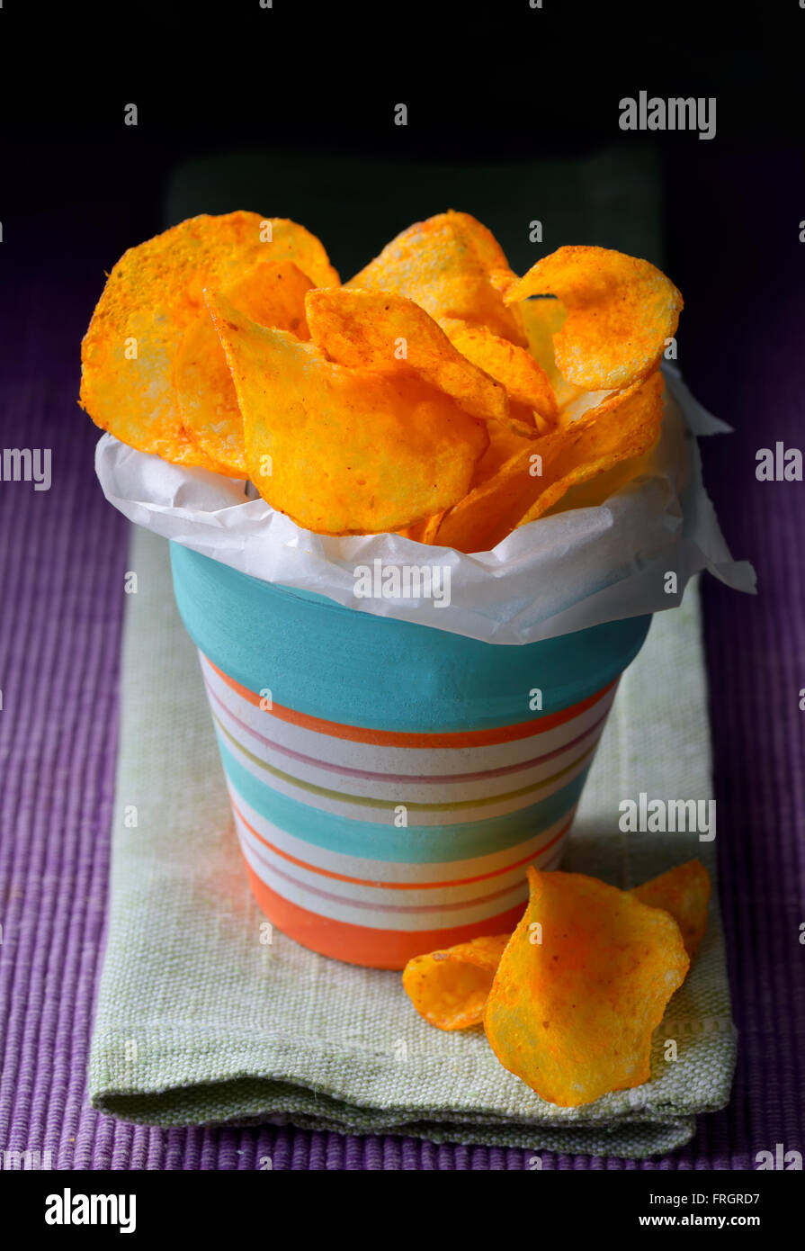 Croustilles de pommes de terre au paprika dans un petit bol Banque D'Images