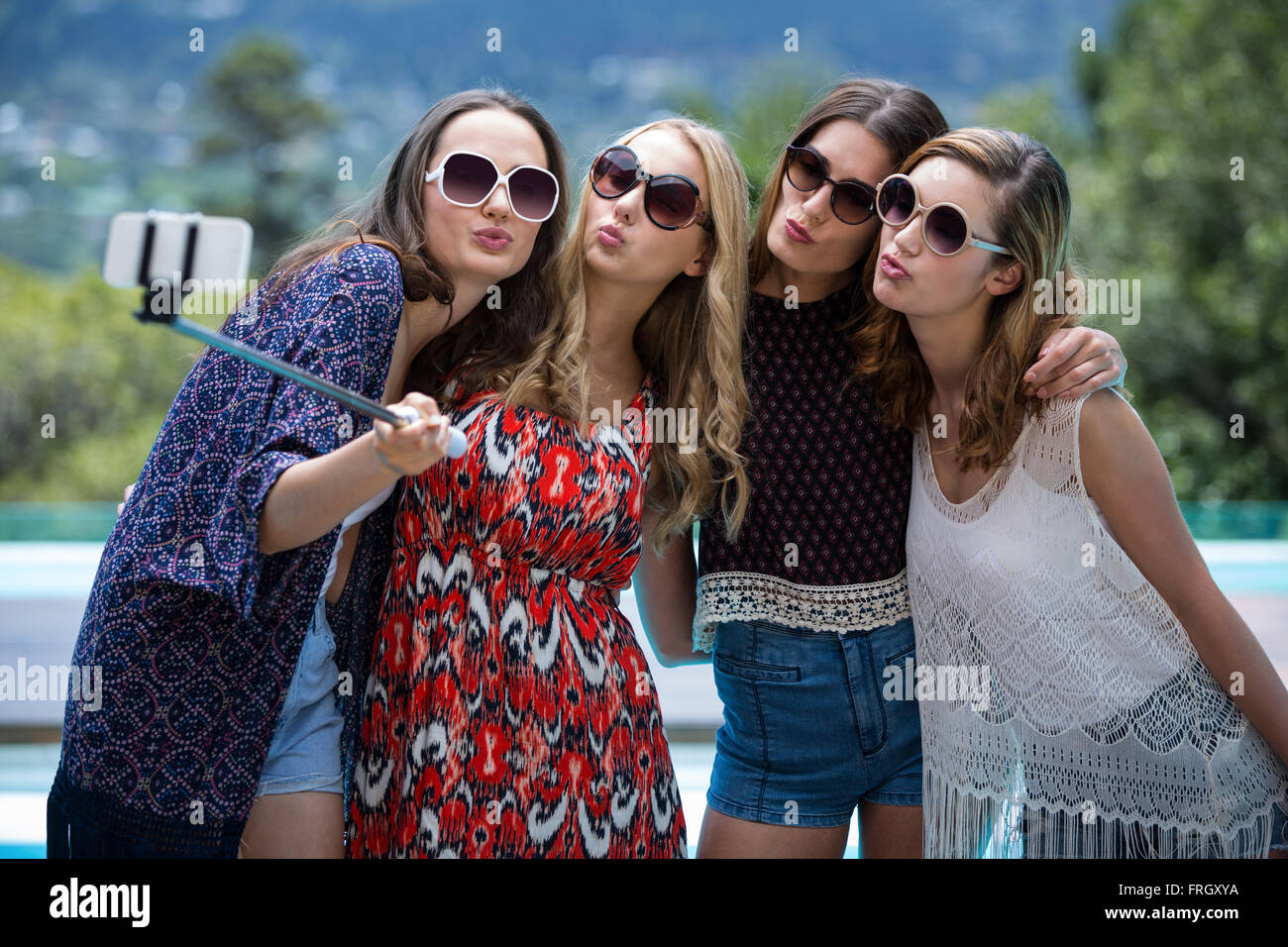 Belles femmes prenant une proche piscine selfies Banque D'Images