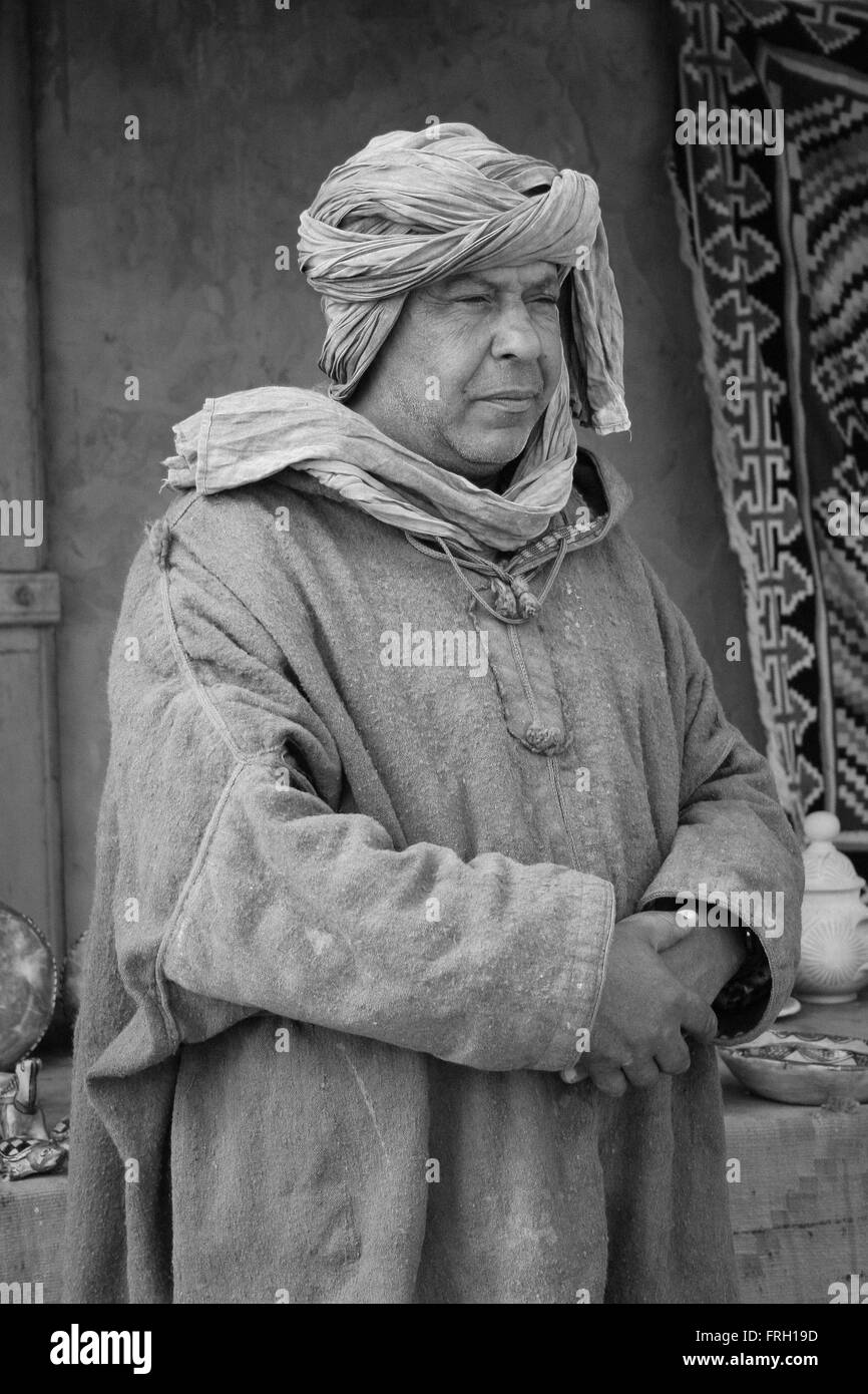 Moitié du corps, PORTRAIT D'UN BÉDOUIN TUNISIEN HOMME PORTANT DES VÊTEMENTS TRADITIONNELS EN NOIR ET BLANC, TUNISIE Banque D'Images