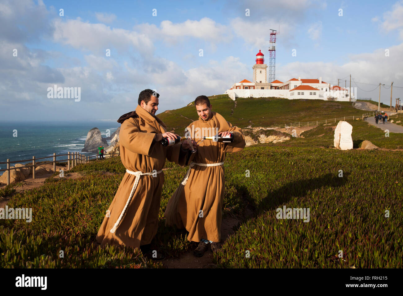 Deux guides touristiques, habillés en moines, célébrer le fait d'être à Cabo da Roca, le point le plus à l'ouest de l'Europe continentale, le Portugal. Banque D'Images