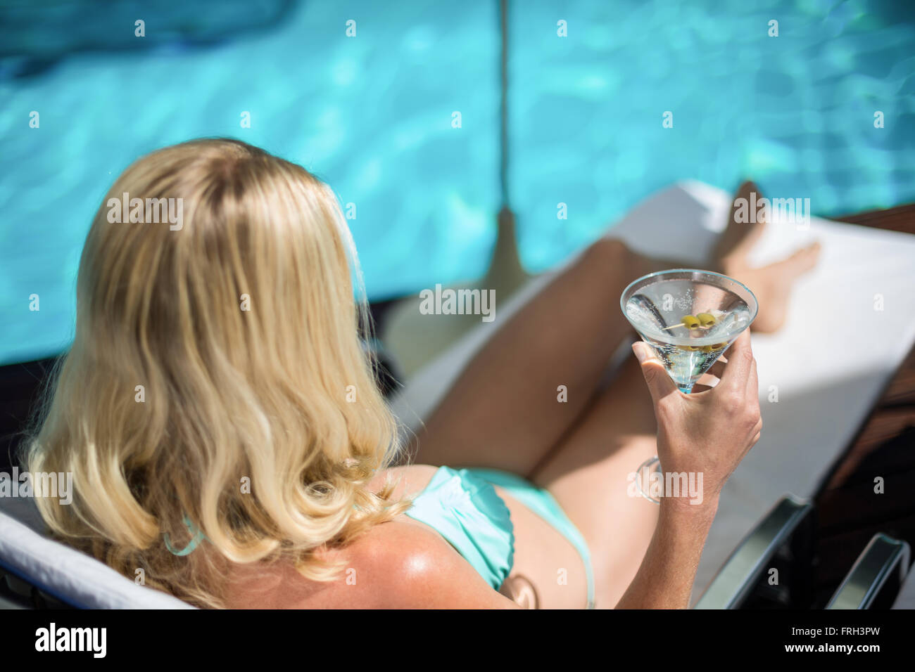 Beautiful woman in bikini détente sur un transat Banque D'Images