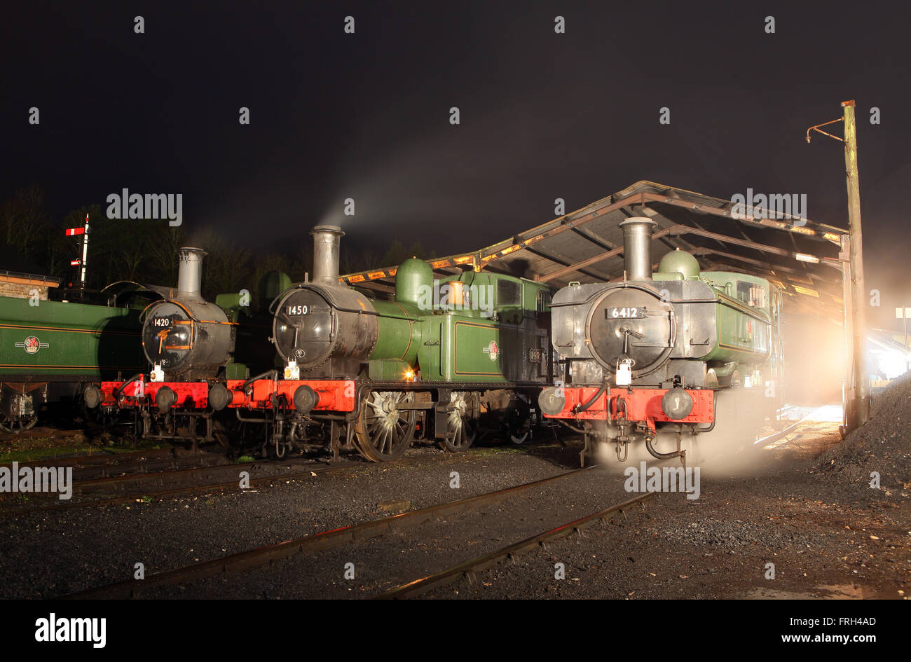 Vapeur sur le hangar. 1420 1450 et 6412 à l'extérieur nuit à Totnes Banque D'Images