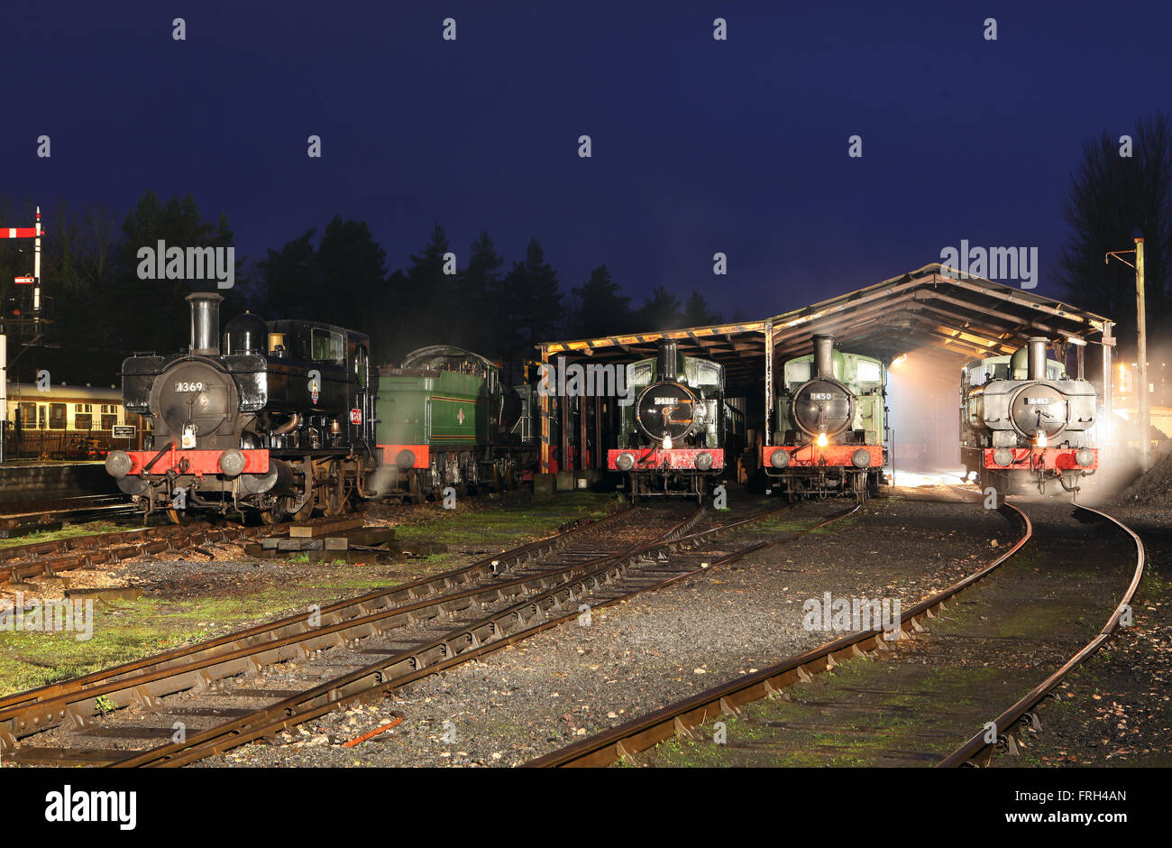 Remise de la vapeur sur la nuit. Une gamme de locomotives du hangar à Ashburton Banque D'Images