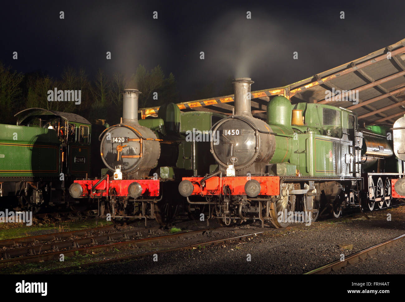 Machine à vapeur dans la nuit. 1450 et 1420 à l'extérieur de Ashburton shed Banque D'Images