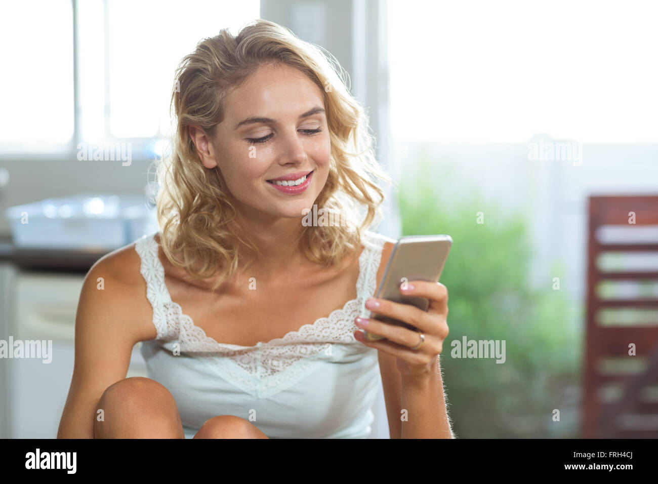 Young woman using mobile phone Banque D'Images
