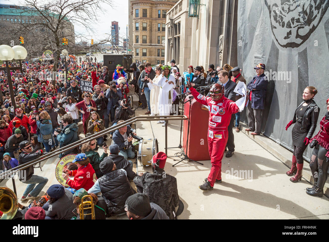 Detroit, Michigan - La Marche du Nain rouge célèbre la venue du printemps et bannit l'Nain rouge (Red Dwarf) de Detroit Banque D'Images