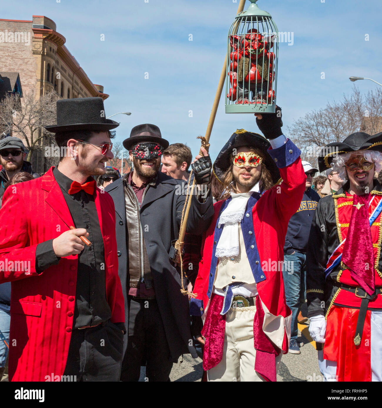 Detroit, Michigan - La Marche du Nain rouge célèbre la venue du printemps et bannit l'Nain rouge (Red Dwarf) de Detroit Banque D'Images