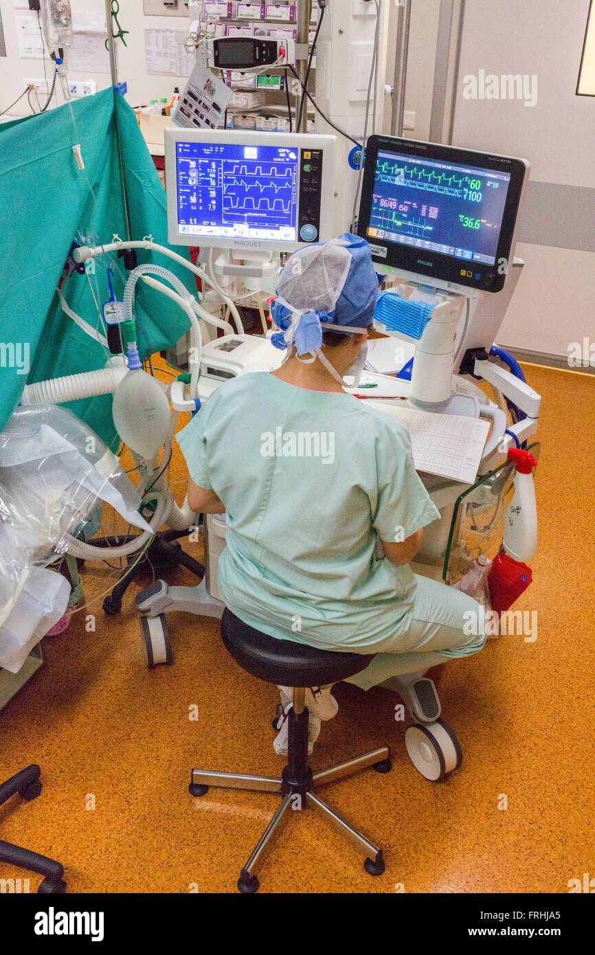 Anesthésiste dans une salle d'opération. Banque D'Images