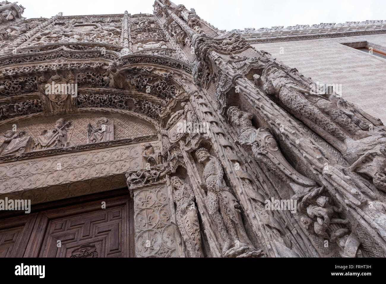 Figures sculptées dans les colonnes de la façade du Musée National de la sculpture, Museo Nacional de San Gregorio, Valladolid, Espagne Banque D'Images