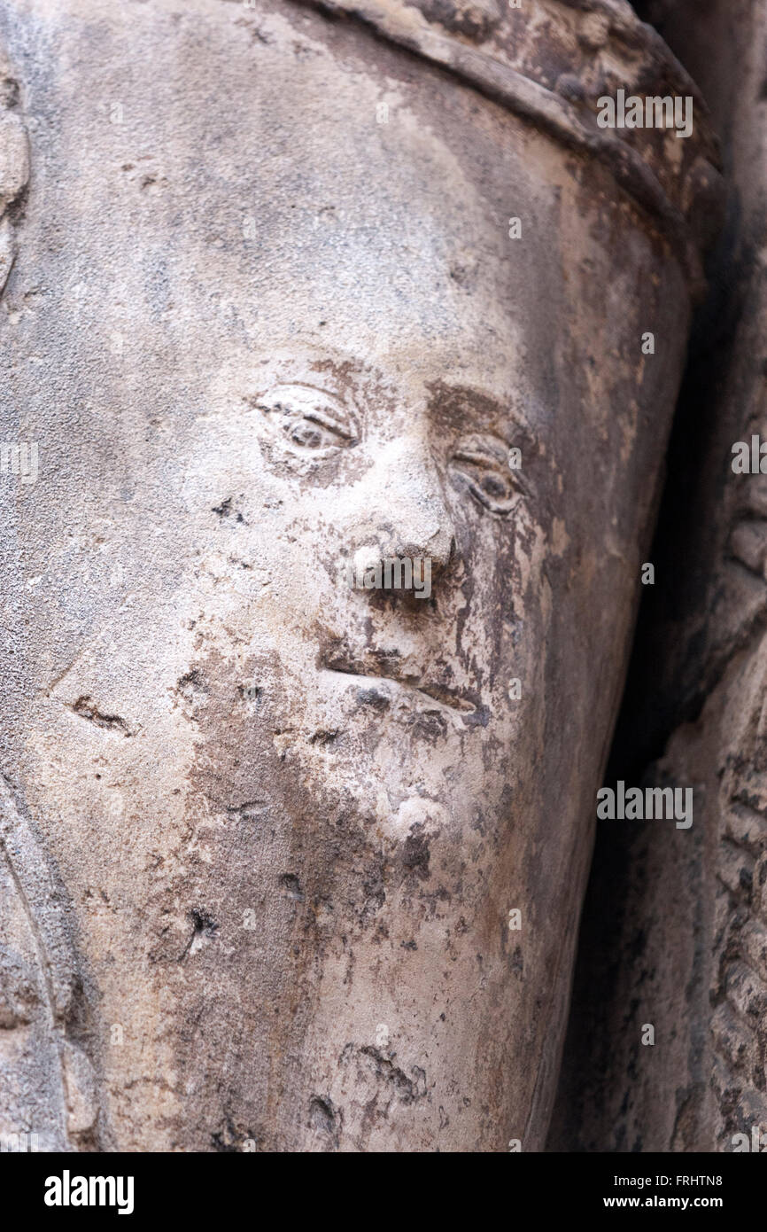 Visage sculpté dans une pierre dans la façade du Musée National de la sculpture, Museo Nacional de San Gregorio, Valladolid, Espagne Banque D'Images