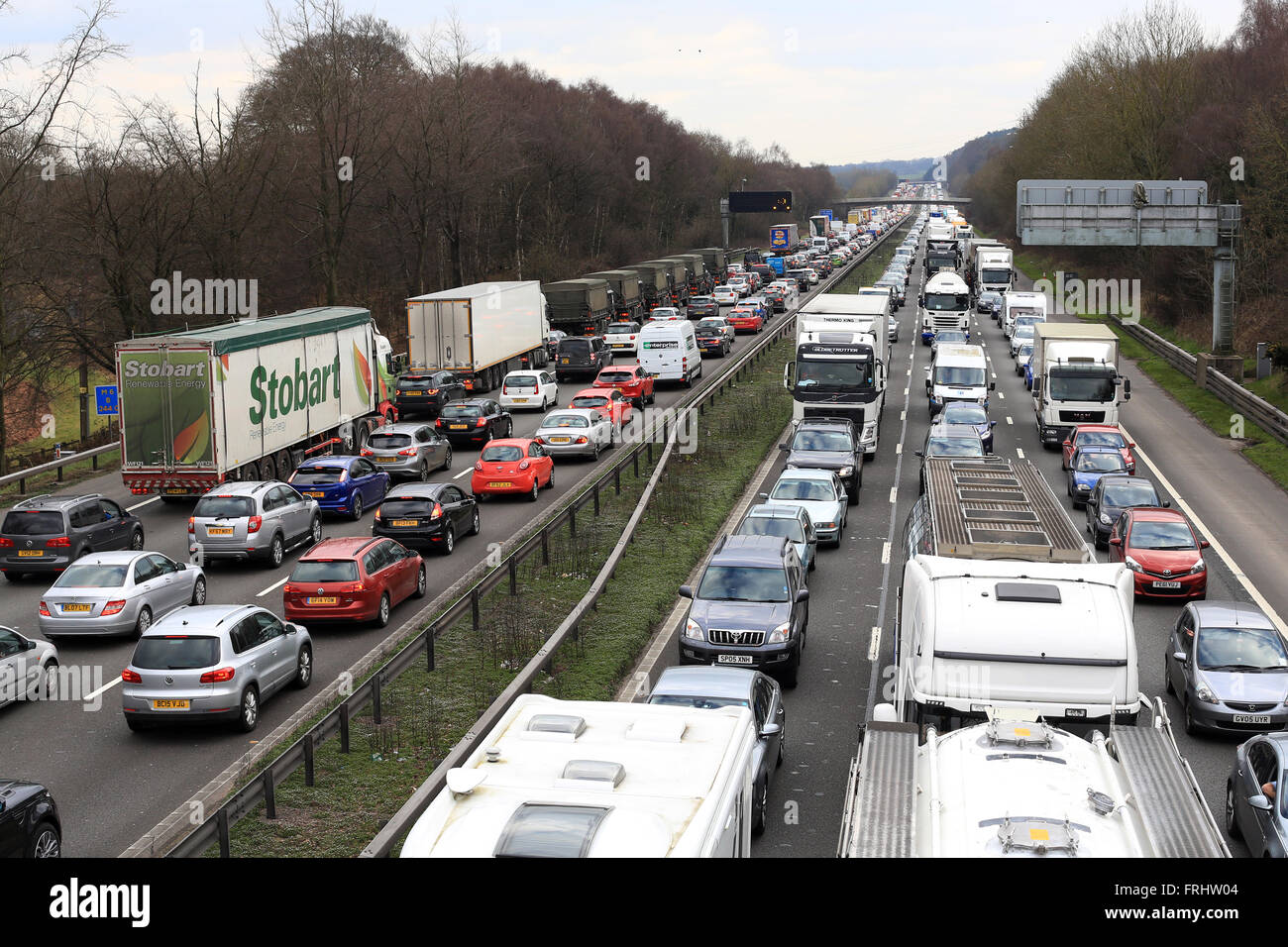 L'image montre la misère de l'autoroute M6 dans Staffordshire embouteillages à travers 6 voies d'autoroute, y compris les manœuvres de l'Armée de terre Banque D'Images