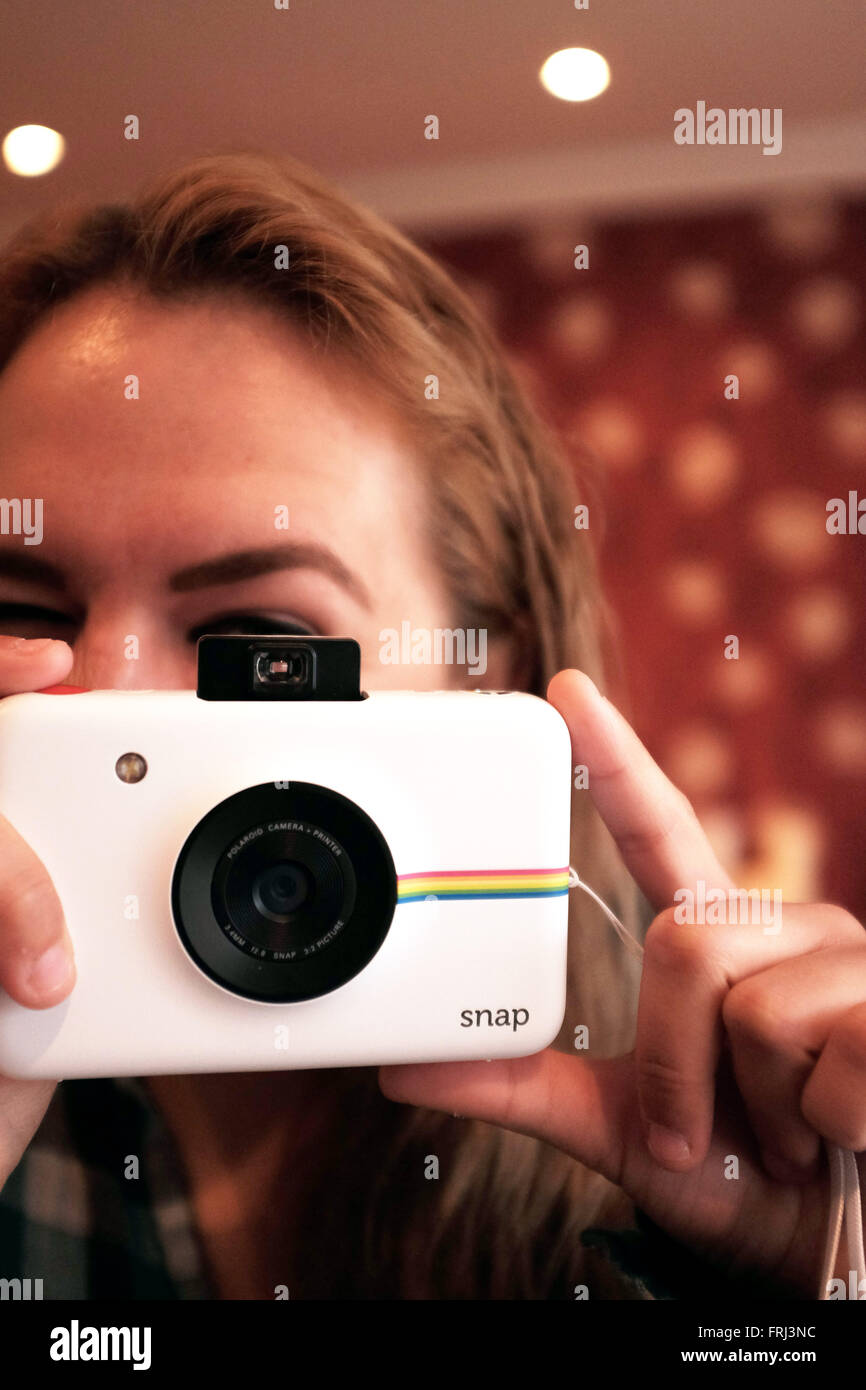 Woman taking polaroid Banque de photographies et d'images à haute  résolution - Alamy