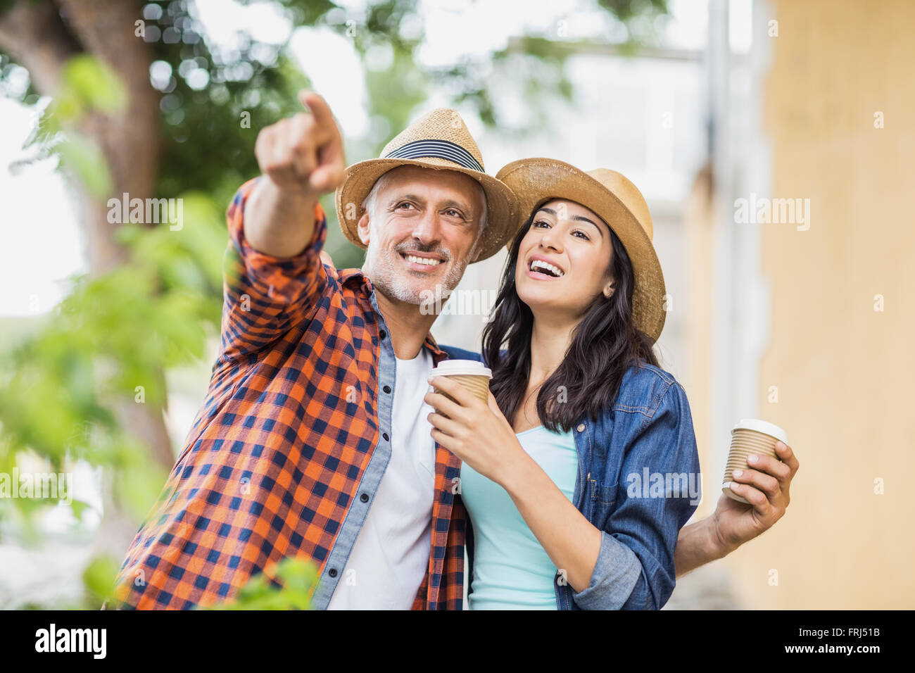 Homme pointant à femme avec du café Banque D'Images