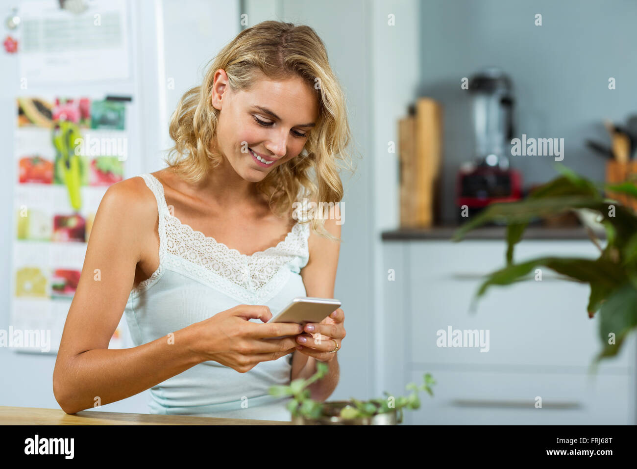 Beautiful woman holding mobile phone Banque D'Images