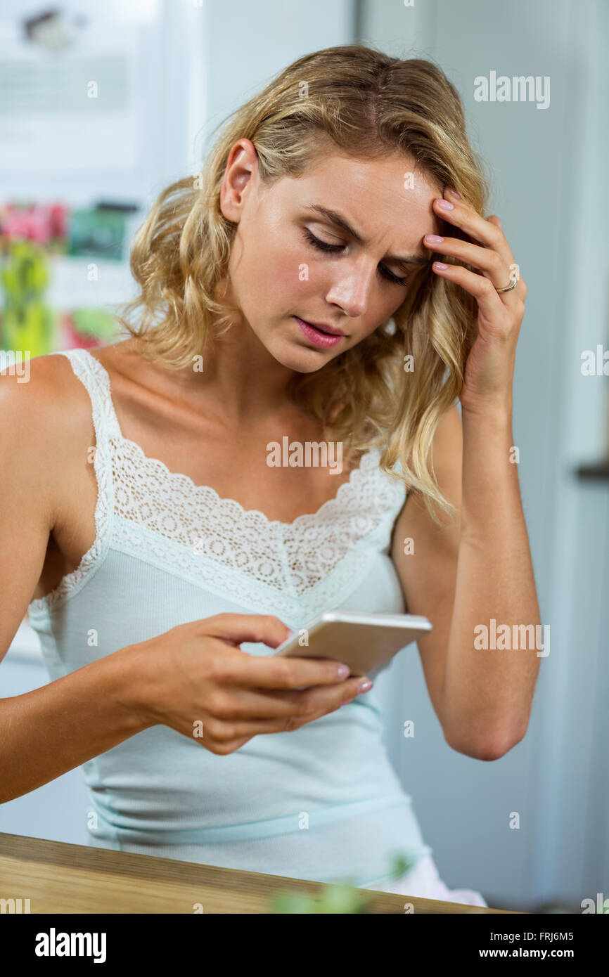 Woman using mobile phone Banque D'Images