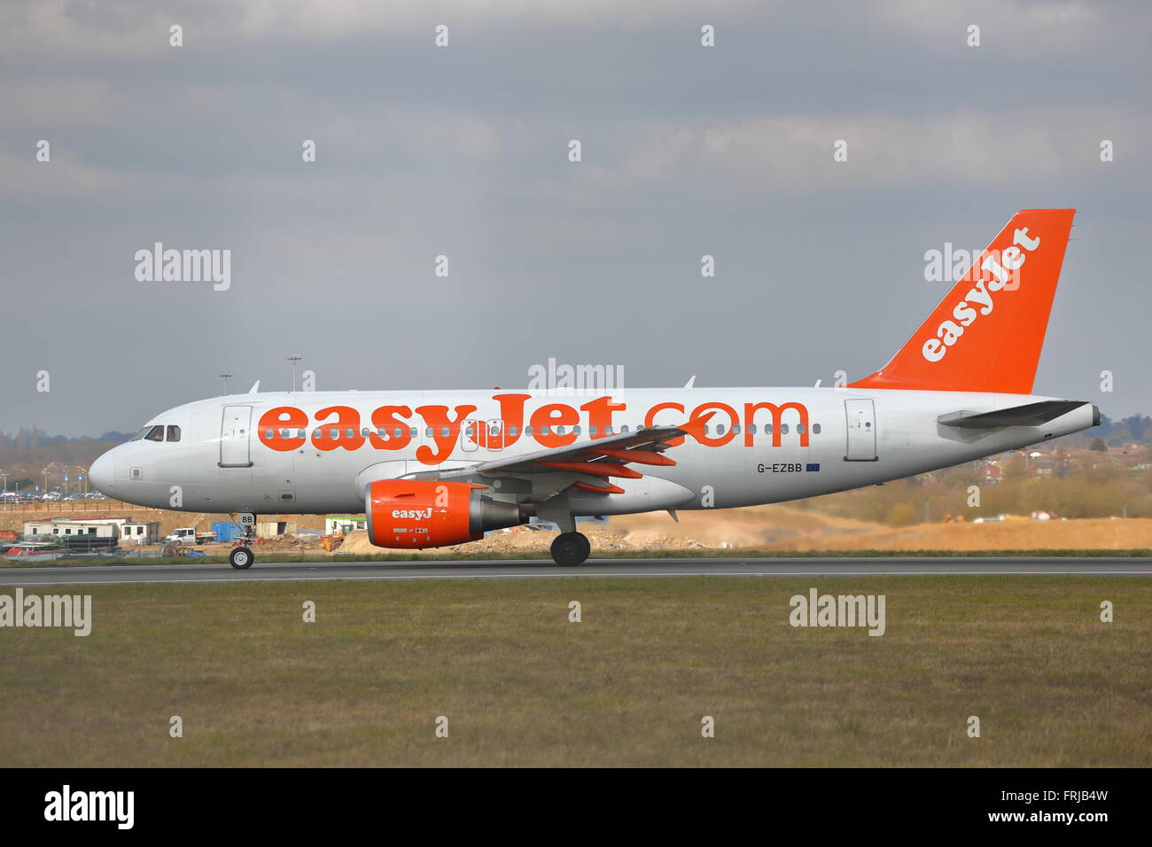 Compagnie aérienne à bas prix Easyjet Airbus A319 G-EZBB, à l'atterrissage à l'aéroport de Londres Luton, Royaume-Uni Banque D'Images